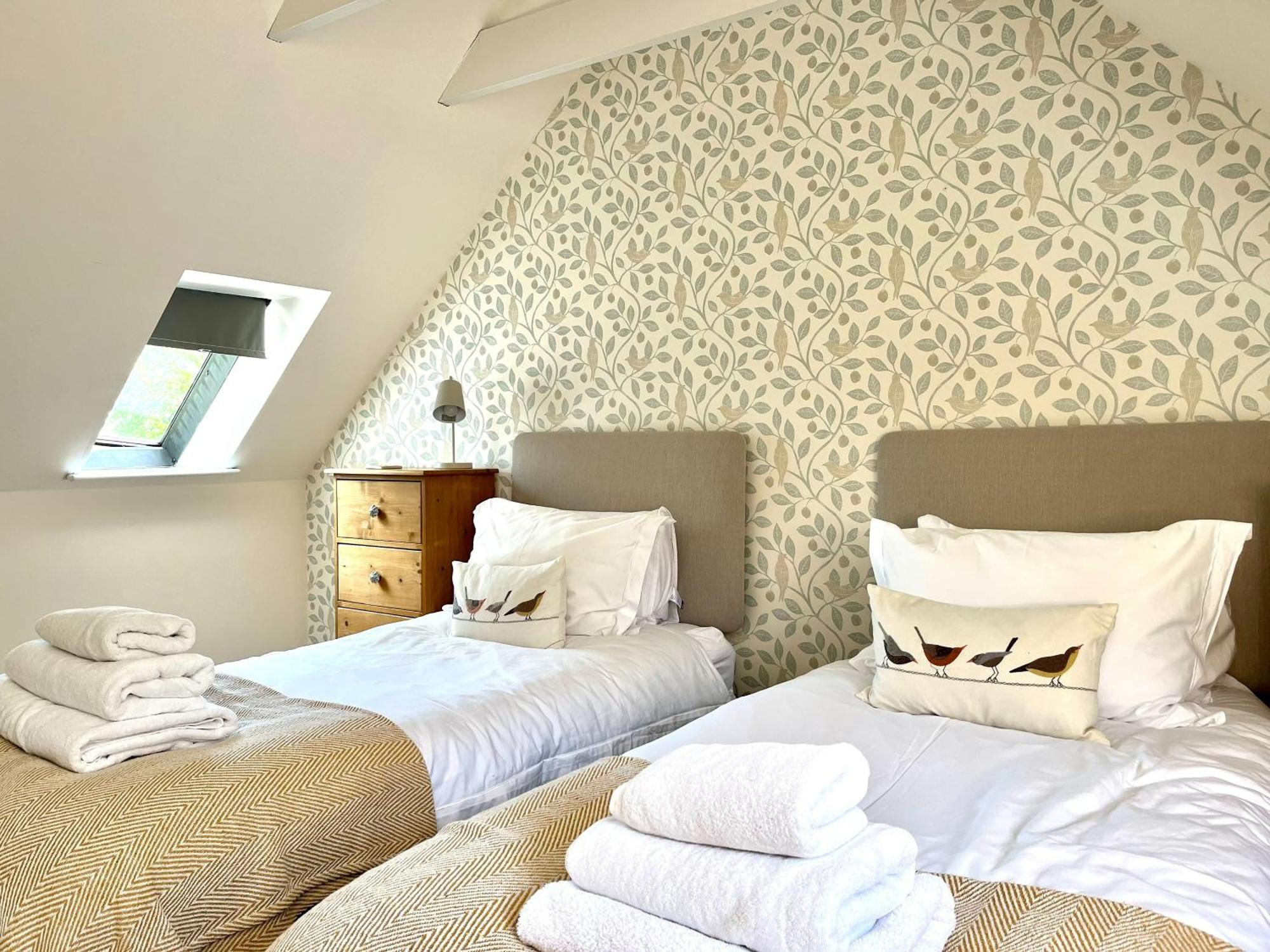 Converted Coach House With Parking In