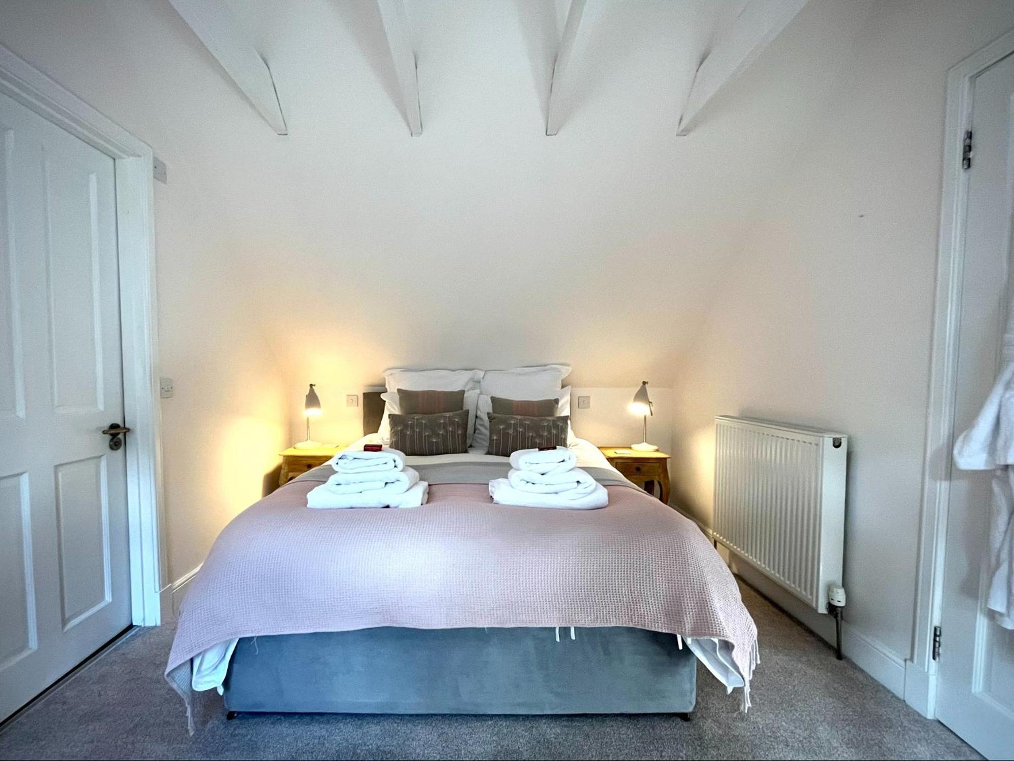 Converted Coach House With Parking In Apartment *