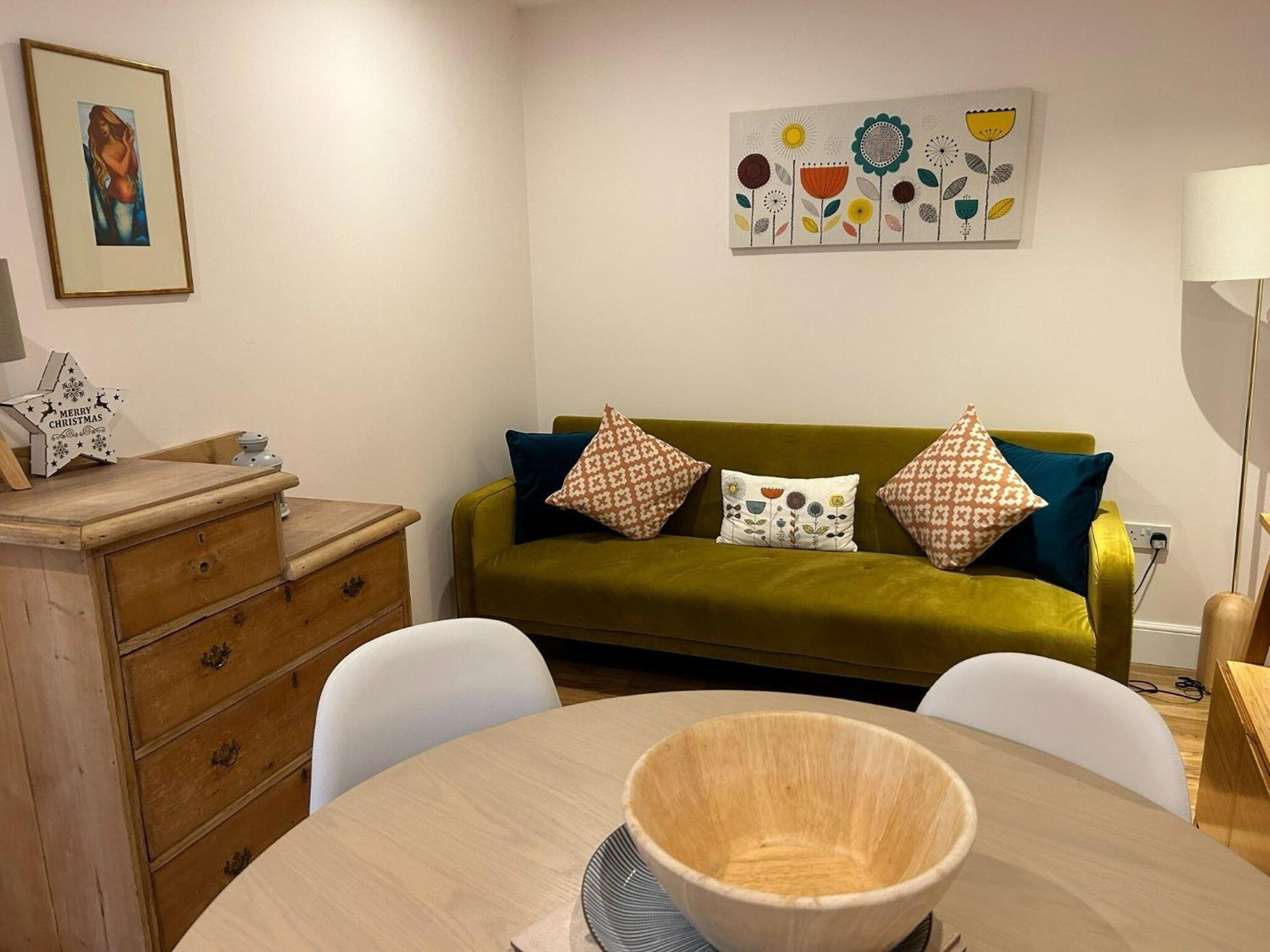 Converted Coach House With Parking In Apartment *