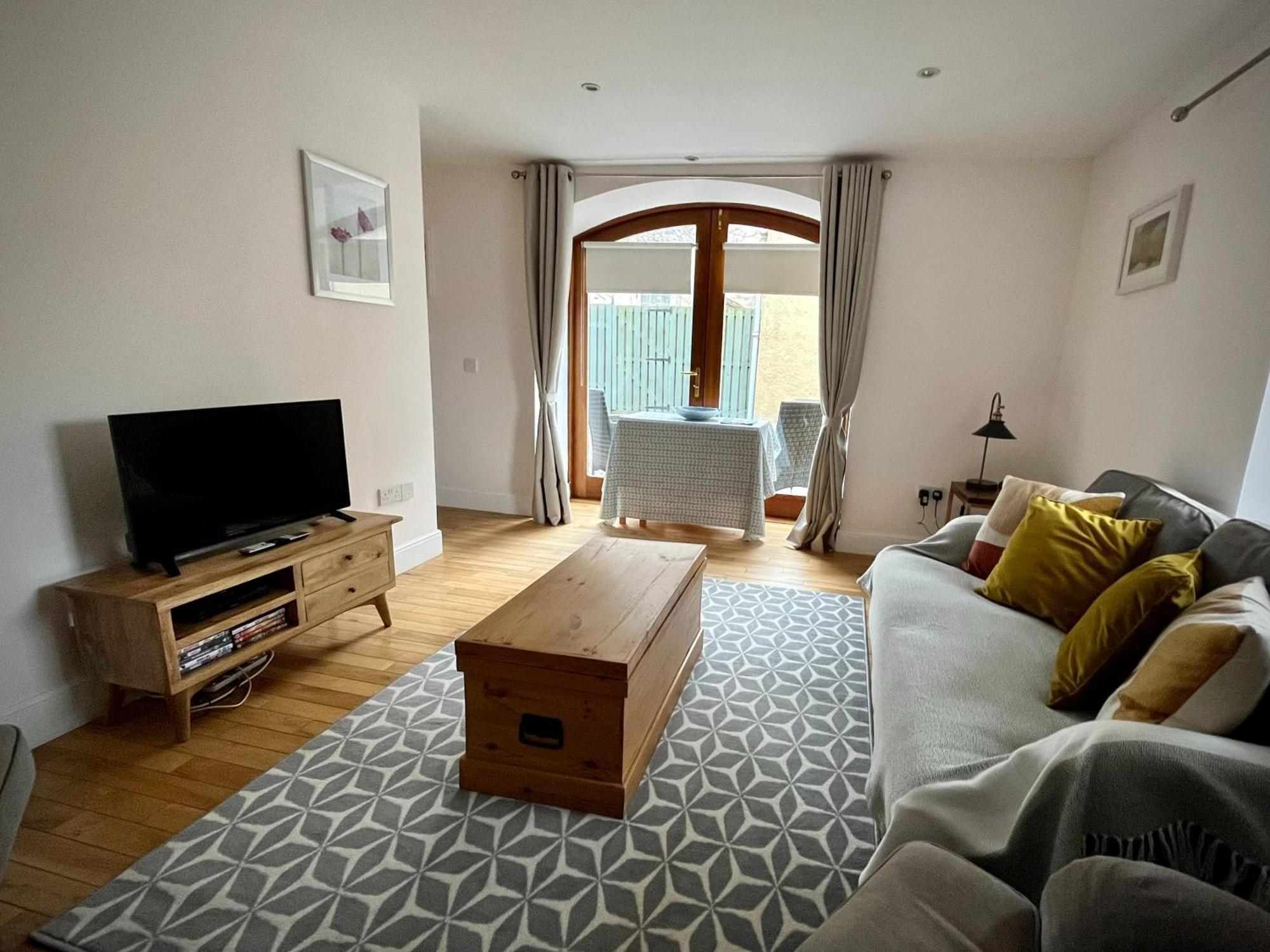 Converted Coach House With Parking In Apartment *